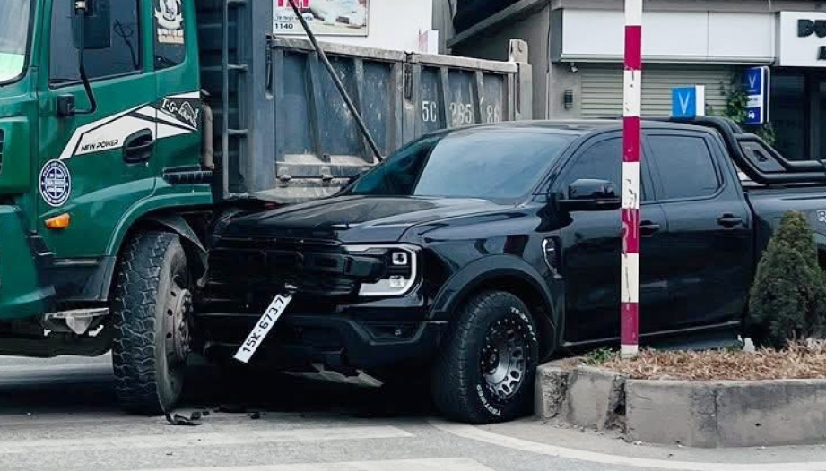 Ảnh TNGT: Raptor rúc nách xe tải sang đường